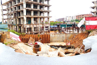 The section of the street that caved in was close to construction site of U Silk City apartment block (Photo: SGGP) The section of the street that caved in was close to construction site of U Silk City apartment block (Photo: SGGP)